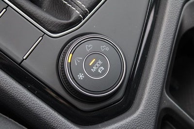 2026 Volkswagen Taos 1.5T SE Black