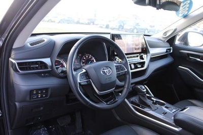 2022 Toyota Highlander Hybrid Platinum