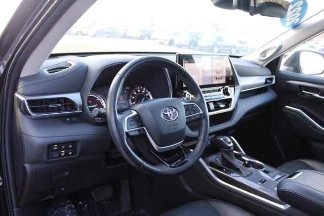 2022 Toyota Highlander Hybrid Platinum