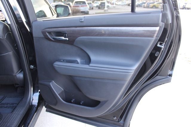 2022 Toyota Highlander Hybrid Platinum