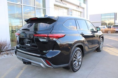 2022 Toyota Highlander Hybrid Platinum